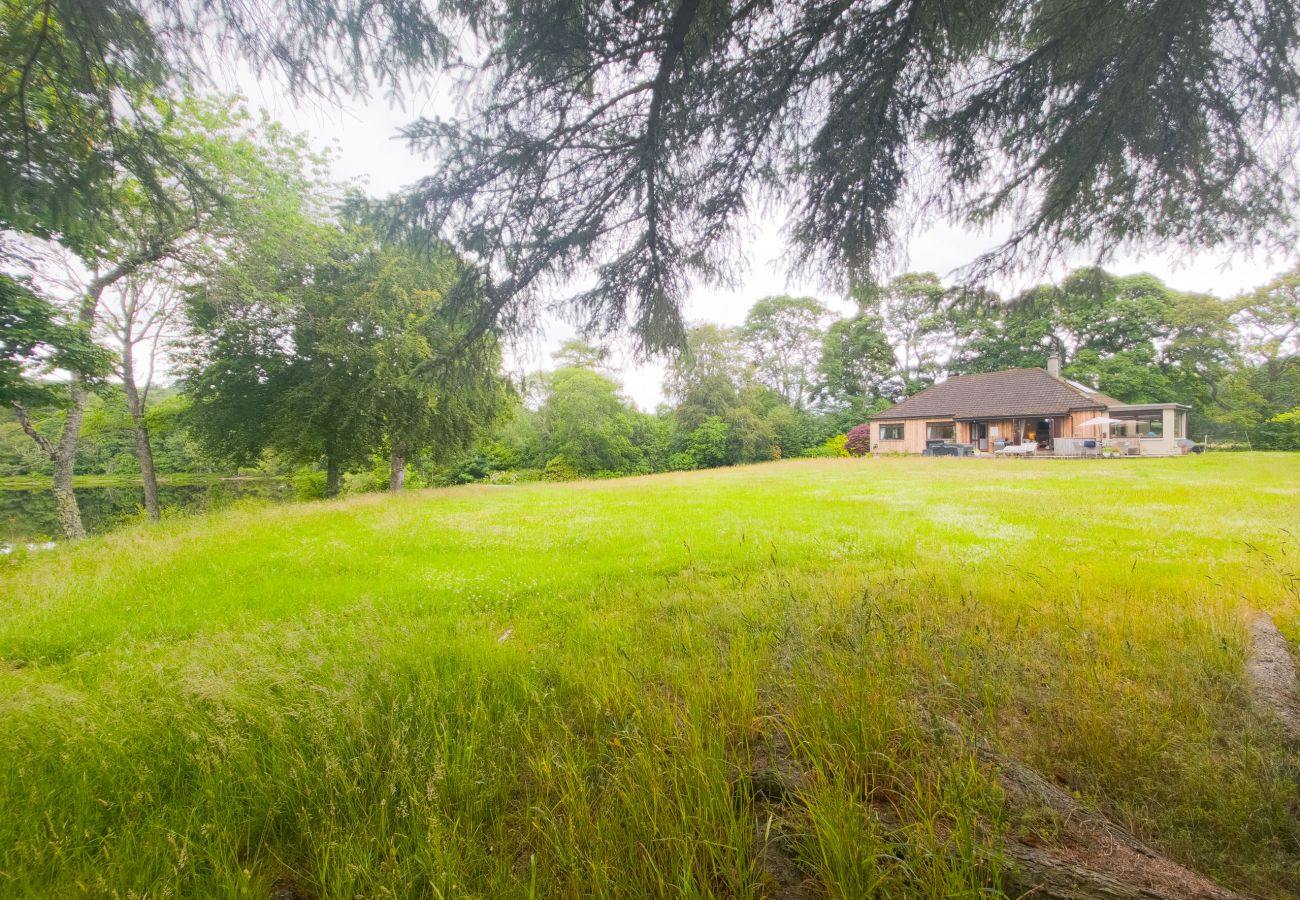 House in Drumnadrochit - Kinloch Lodge - Highland hot tub lodge close to Loch Ness