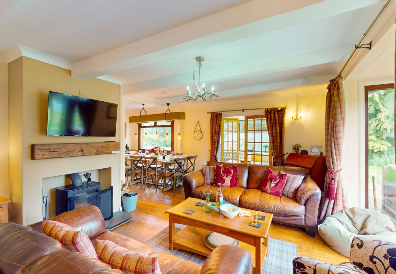 House in Drumnadrochit - Kinloch Lodge - Highland hot tub lodge close to Loch Ness