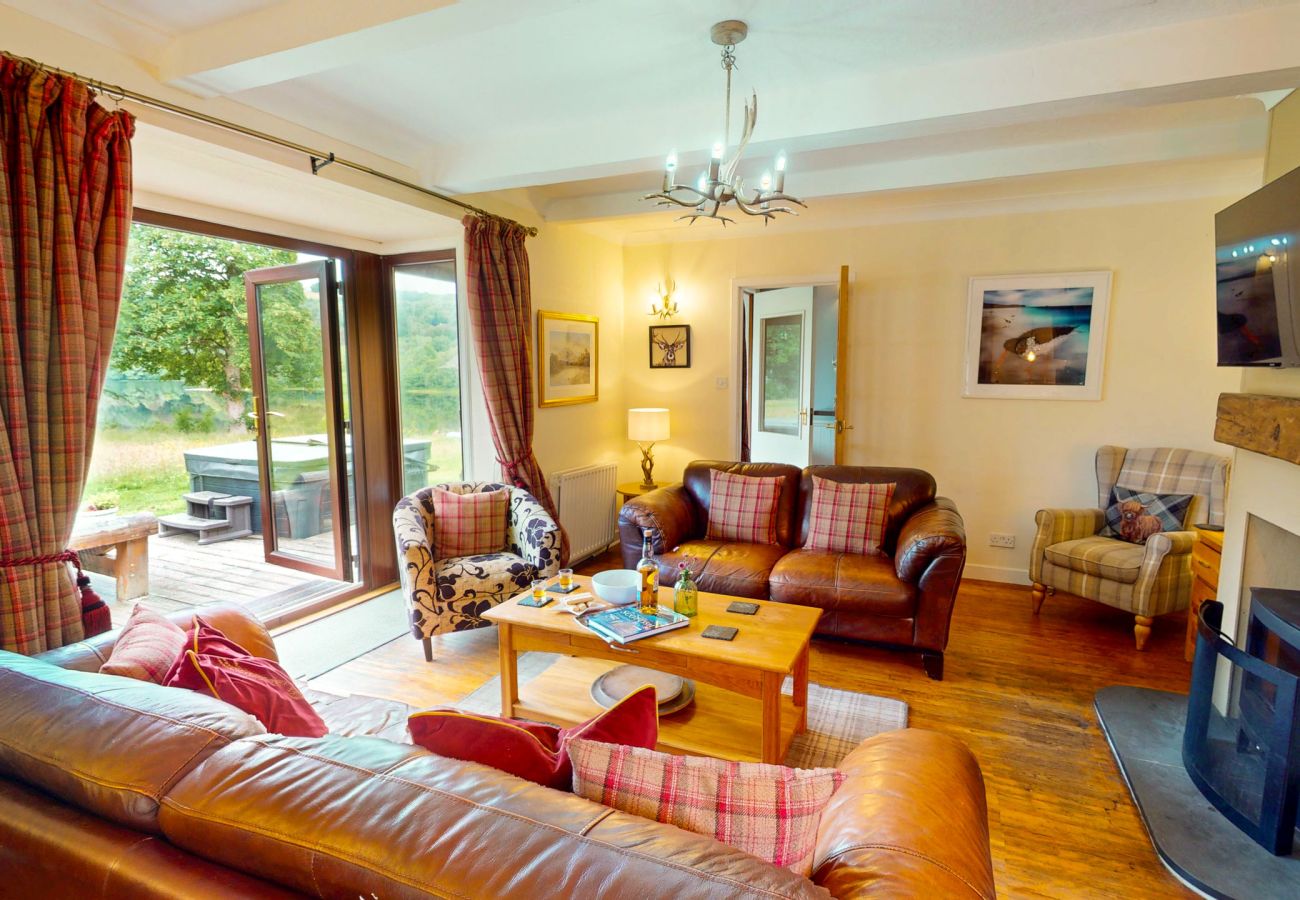 House in Drumnadrochit - Kinloch Lodge - Highland hot tub lodge close to Loch Ness