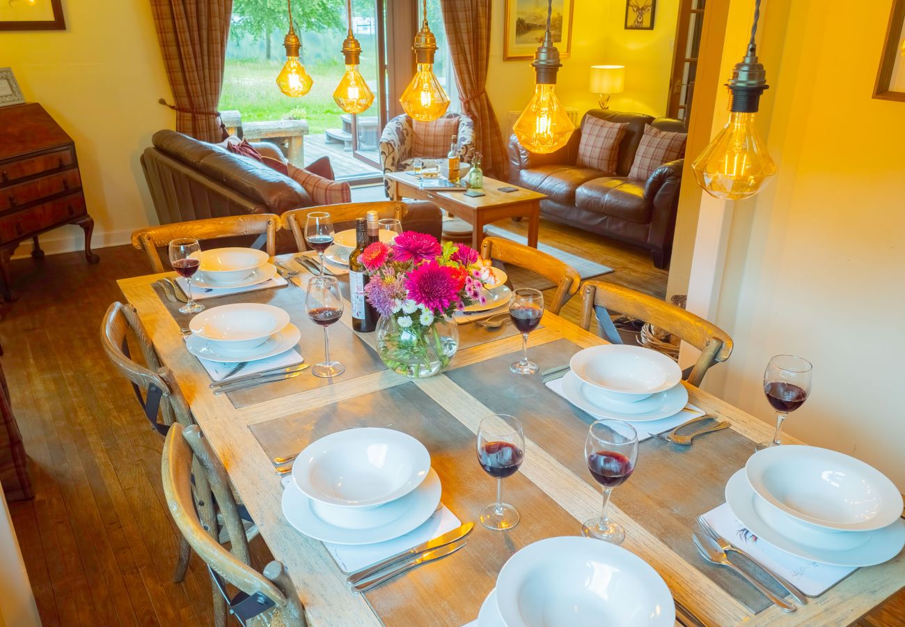 House in Drumnadrochit - Kinloch Lodge - Highland hot tub lodge close to Loch Ness