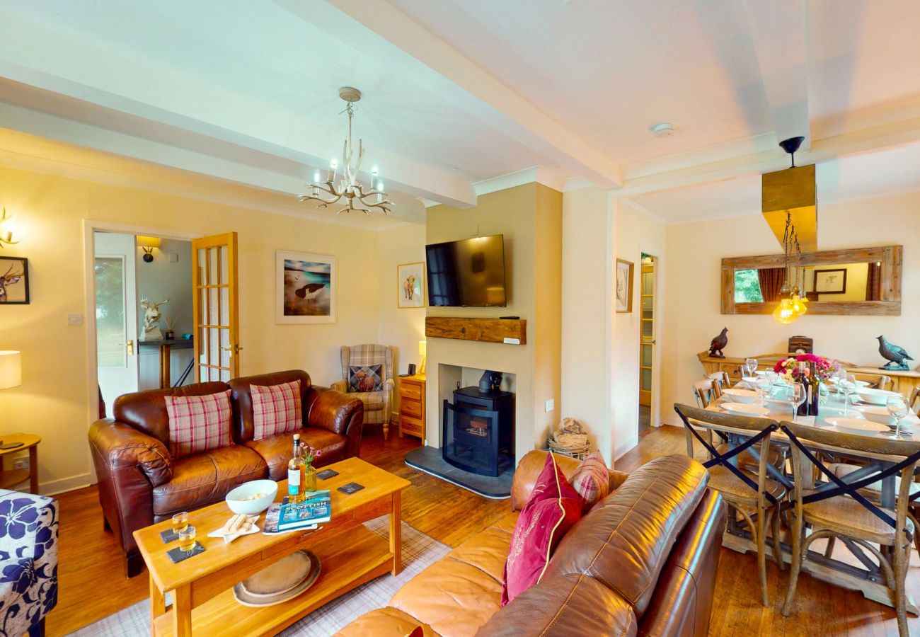House in Drumnadrochit - Kinloch Lodge - Highland hot tub lodge close to Loch Ness