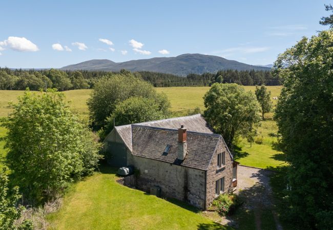 House in Boat of Garten - Mullingarroch Mill — Historic Mill House on the River Spey, Sleeps 6